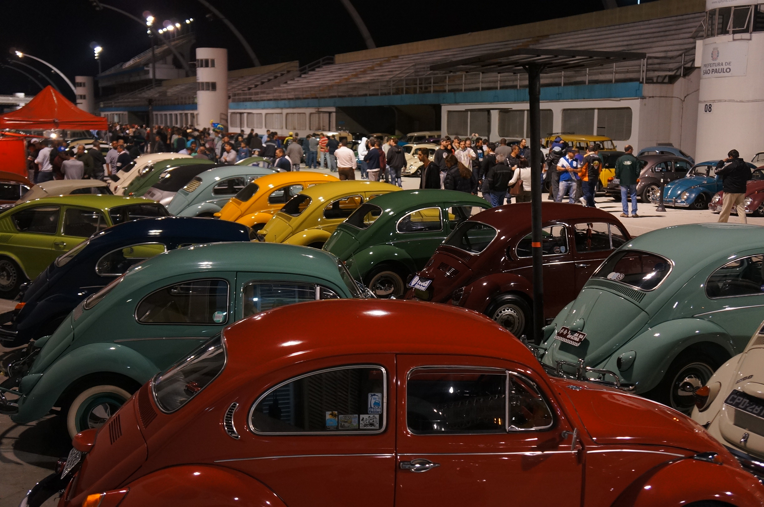 Exposição de carros antigos e 'Clube Rebaixados' movimentam